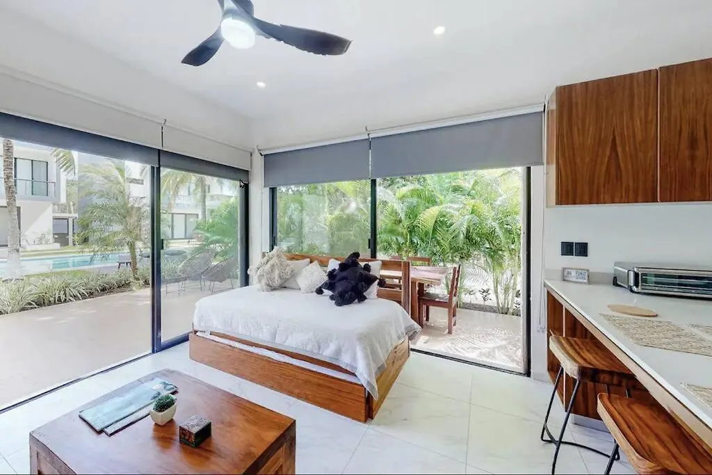 Apartment Contemporary Poolside Condo, Wi-Fi - Paraiso Kaanal 101 Tulum